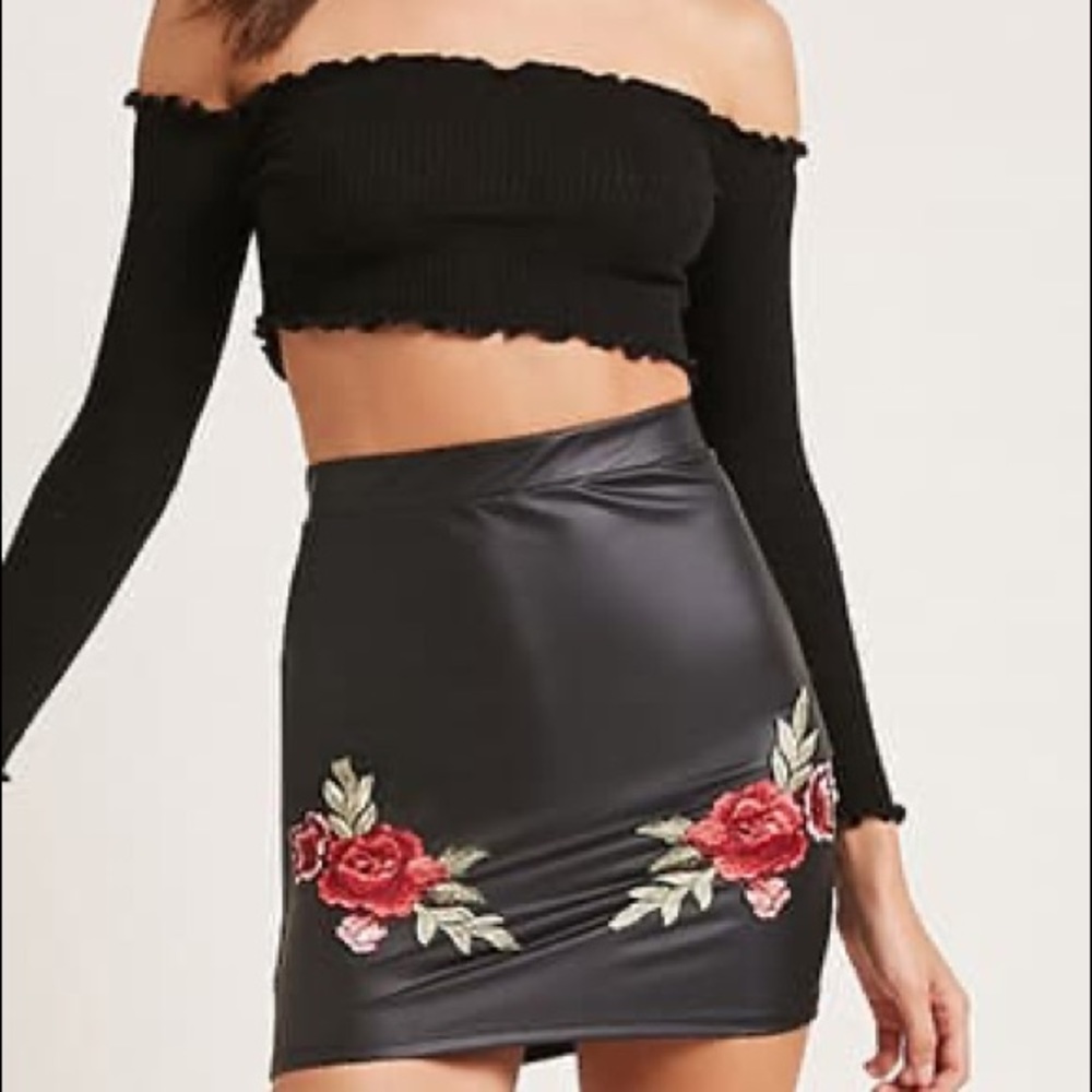 Faux leather black skirt with roses forever 21